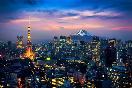 高楼市中心东京风景与日本藤山的空中观察城市图片