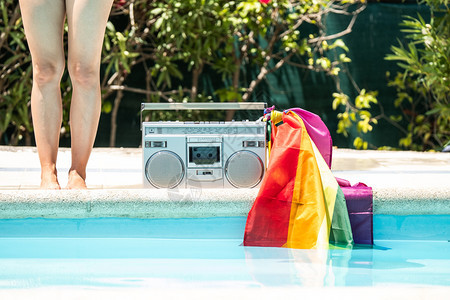 游泳池旁的女人和收音机背景图片