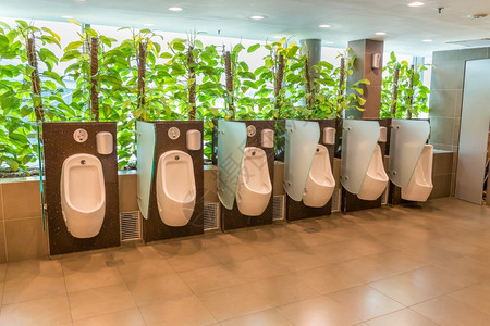 电子的空配有技术电子感应器和绿色放松装置的公共男厕所房新的图片