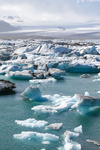 无数纯粹环礁湖中的冰川块独自图片