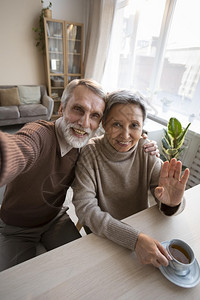 可爱的老年情侣自拍退休害怕的养老金领取者图片