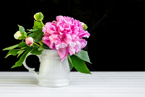 束植物群粉彩花瓶中的红木质背景的花瓶图片