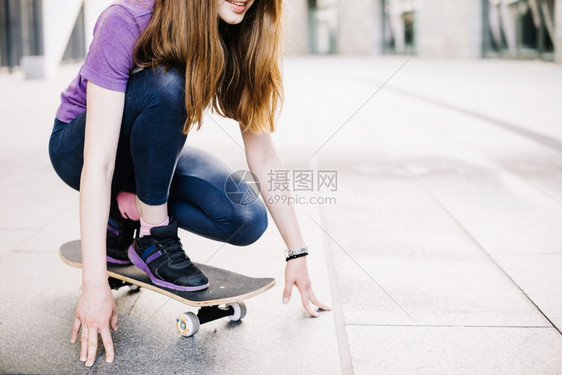 地面点击青少年滑板触摸地乐趣图片