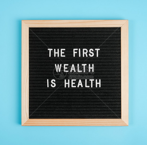 积极的信息第一财富是健康蓝色背景黑字母板上的励志名言概念保健和医学当天的励志名言启发图片