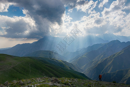 山上长着漫步的古时夏月风景山上有美丽的新青山牧场蓝天空和云朵生吉尔斯坦伊德林夏季风景山上带美丽的鲜青山草坡足迹旅行爬道公园图片