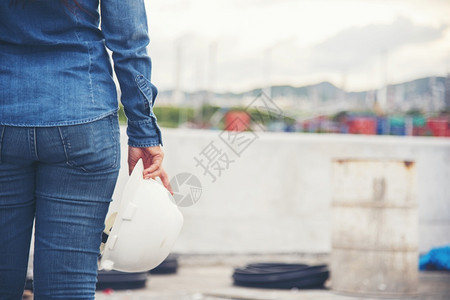 生产炼油厂的女工程师青年土木工程建筑公司身着硬帽安全头盔建筑工场穿着硬帽安全头盔建筑工事并使用钢帽安全头盔商业工厂赢图片