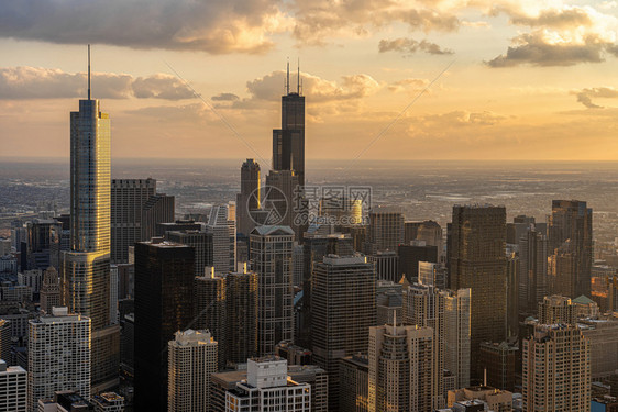 铁路水芝加哥城市景河边的顶端色在日落时美国市中心天线建筑和与旅游概念团结的图片