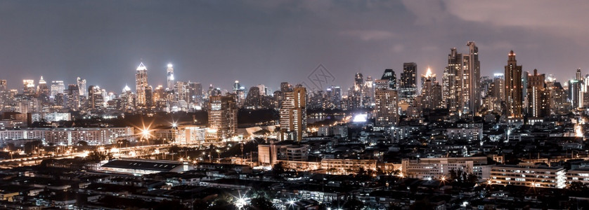 摩天大楼夜晚泰国曼谷市间商业区曼谷天际的高角视全景带有照明摩天大厦亮灯光际线图片