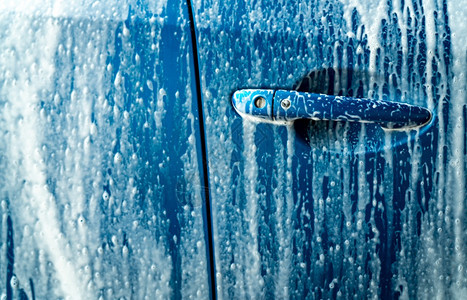 车库蓝色洗用白肥皂泡沫汽车护理业务清洁和打蜡前闪亮服务车辆清洁用防腐剂和冠状消COVID19洗车图片