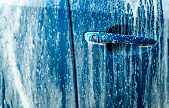 车库蓝色洗用白肥皂泡沫汽车护理业务清洁和打蜡前闪亮服务车辆清洁用防腐剂和冠状消COVID19洗车图片