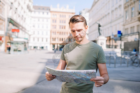 维也纳街头男子旅游者欧洲街白种男孩看欧洲城市时带和背包的欧洲男游客与维也纳街头男子旅游者微笑文化屋图片