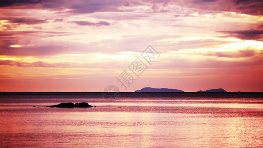 海滩丰富多彩的边美丽日落科隆兰塔泰河金的图片