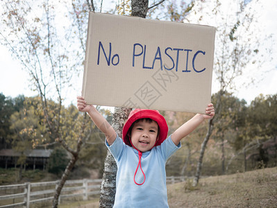 生活保持有无塑料海报的小女孩展示了抗议森林中塑料污染的标志世界环境日零废物的概念世界环境日零废物概念全球气候日零废物重用图片