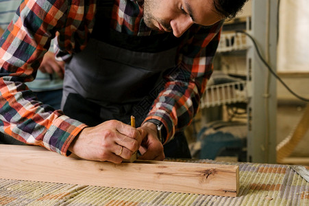 雕刻师组装木工车间的作流程木车间作服的人职业木工和人的概念车间作流程眼镜背景图片