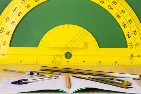 课堂商业概念铅笔指南针记本标尺卡利per和带有减速器的绿色黑纸板罗盘写图片