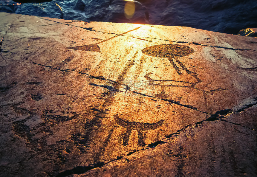 阳光在天体日落506岁时俄罗斯在日落时的KareliaOnegaPetroglyphs古老的北图片