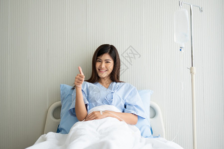 躺在病床上点赞的女病人图片