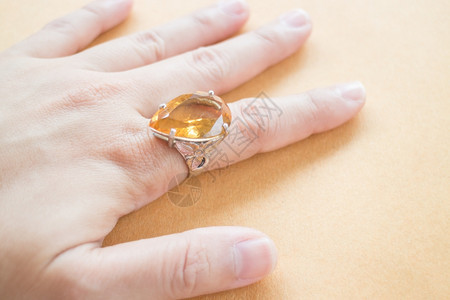宝石珠戒指股票照片手持宝石珠首饰戒指盒子火花美好的图片