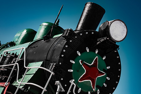 旅行黑色的木屋旧苏维埃蒸汽机车与红星关闭戏剧和对比引擎过时的图片