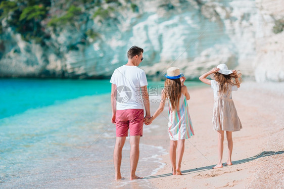 白色的海滨享受滩暑假的年轻家庭父亲和孩子在海边玩耍父亲和孩子享受海滩暑假夏天图片