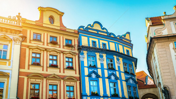 地标哥特著名的日出时布拉格旧城广场彩色房屋图片