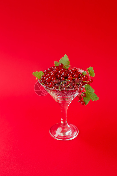 草莓果汁自然红树和浆在白桌边的色子上有机水果红花和浆菜图片