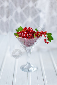 成熟红花和浆果在白桌上有机水果红花和浆在白桌上可口透明图片