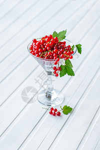 红花和浆果在白桌上有机水果红花和浆在白桌上美食透明夏天图片