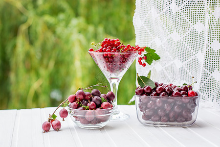 红花和浆果在白桌上有机水果红花和浆在白桌上甜点自然新鲜图片