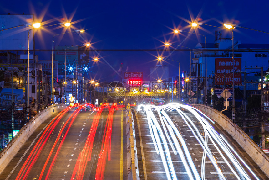 丰富多彩的泰国Phitsanulok市路边夜间交通灯彩色的美丽景象天际线旅行图片