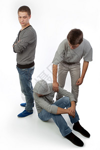 朋友们两个心烦的朋友或兄弟由第三个朋友或兄弟安慰男可爱的图片素材