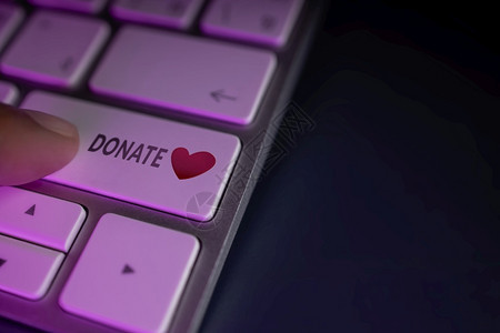 捐款福利快乐客户在计算机键盘满意度在线调查中发送一个心脏标志概念幸福客户在计算机键盘满意度在线调查中发出心印牌关图片