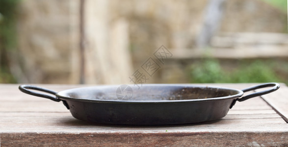 厨房木头炊具制板上的煎锅烹饪成分在木制桌子上图片