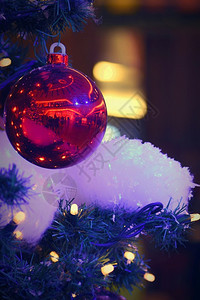 金的圣诞节和新年假日背景冬季圣诞贺卡带有装饰品和树灯的圣诞贺卡模糊质地图片