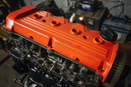 服务速度行业黑暗车库内装配红色阀门盖的发动机图片