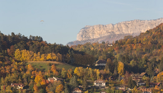 在法国阿尔卑斯山安妮西与空降伞兵一起展示山地景观踪迹光旅游图片
