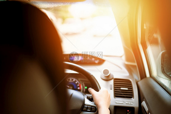安全驾驶速度控制和公路安全距离运动模糊和移不清晰高速公路规则交通图片
