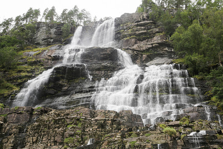 落下水流动Tvindefossen挪威沃斯附近的一个风景秀丽瀑布图片