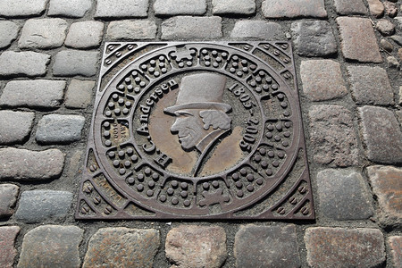丹麦作家汉斯克里蒂安徒生在丹麦欧登塞的井盖城市象征地标图片
