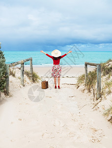 休息女士在海滩上穿旧式礼服的漂亮女旅行者裙子图片