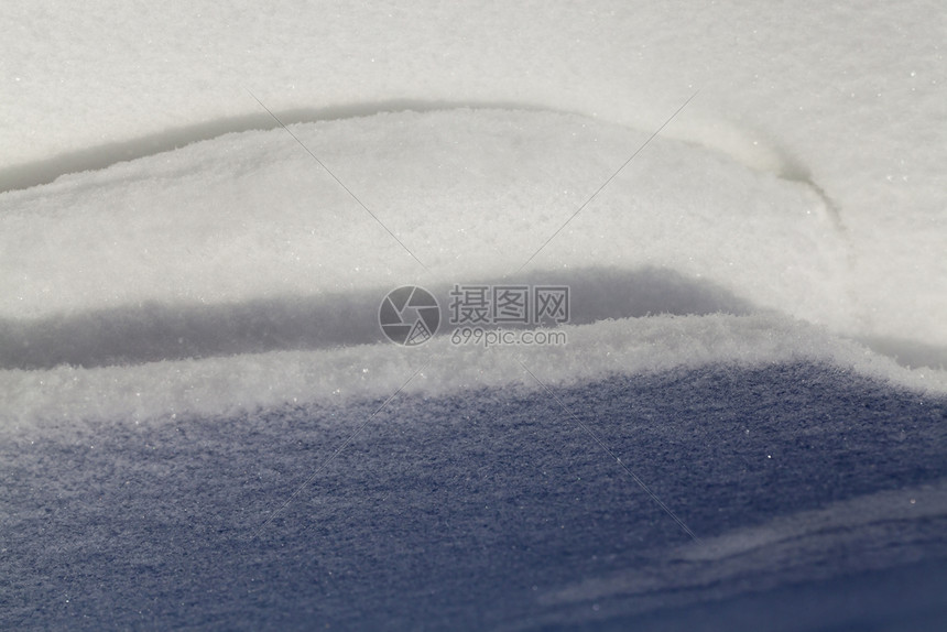 冻结白色的降雪在寒冷气候下阳光照亮了干净的雪流紧闭清漂移图片