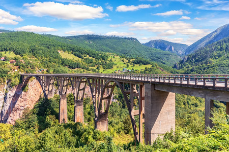 Durdevica桥在Tara河上黑山美丽的风景旅行游峡谷图片
