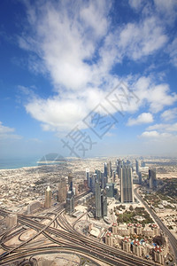 商业反射对迪拜市摩天大楼和道路的观察蓝色图片