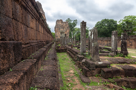 石墙和草地建筑学壁旅行图片