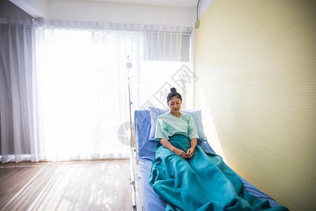 成人坐在医院床上躺的医生身边女病人一种说谎图片