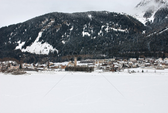 建筑物乡村的瑞士西部一个雪覆盖的山村位于瑞士西部多雾路段图片