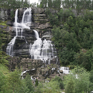 绿色Tvindefossen挪威沃斯附近的一个风景秀丽瀑布树流动图片