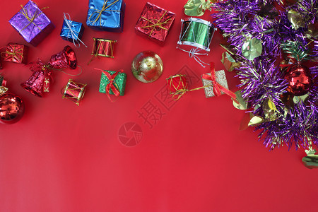 红色楼层Top视图上的圣诞装箱饰品并有复制空间用于设计为了丝带鹿图片