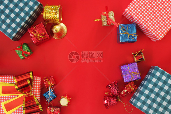 绿色红楼层Top视图上的圣诞装箱饰品并有复制空间用于设计球棕色的图片