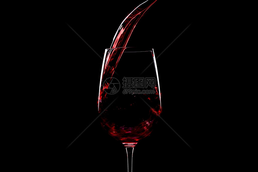 红酒倒入葡萄杯黑底水平图象上液体长相思赤霞珠图片